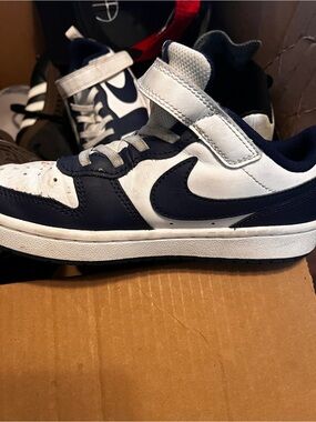 Nike Kids White and Navy Hook-and-Loop Low-Top Sneakers